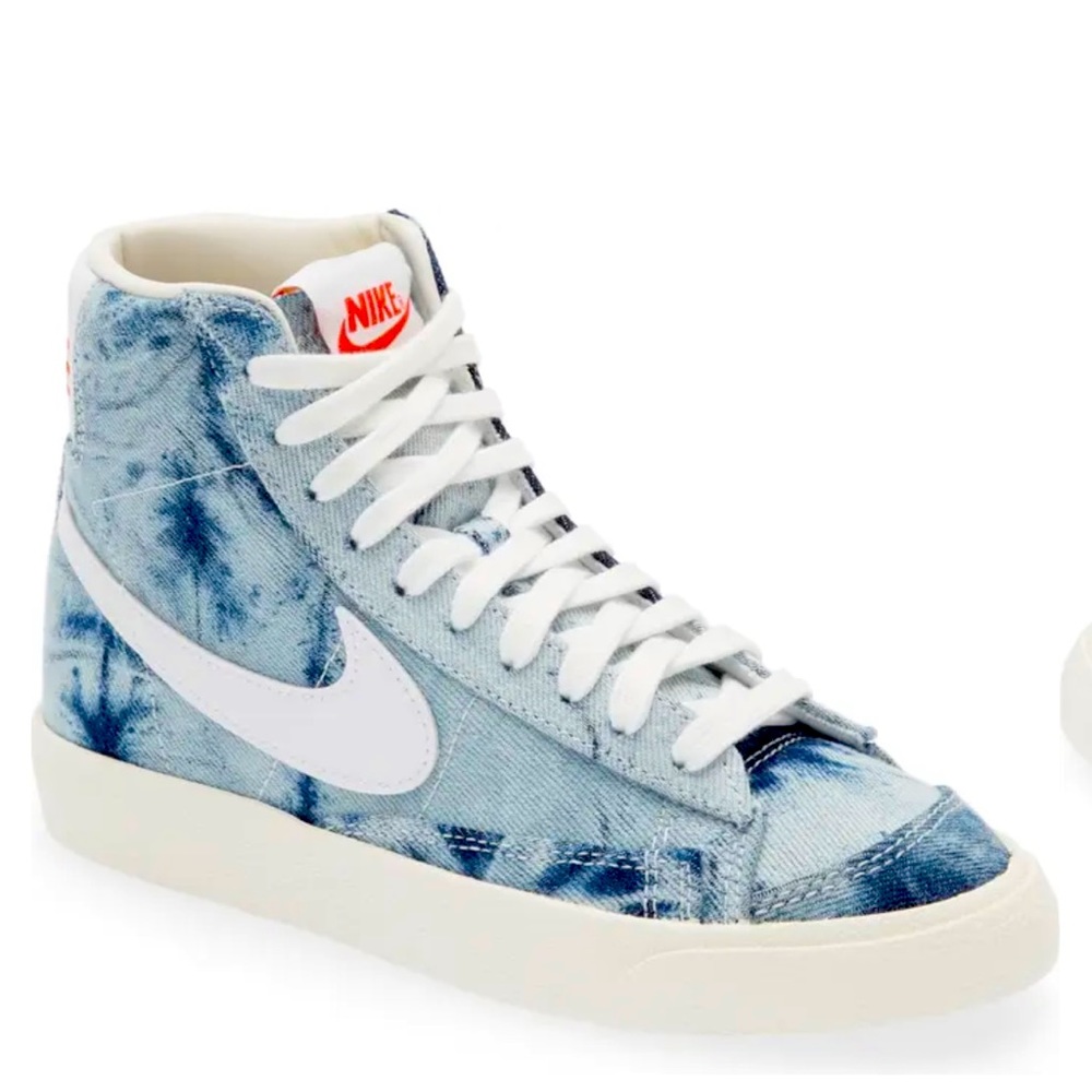 Nike Womens 9.5 Sneakers. Perfect Condition